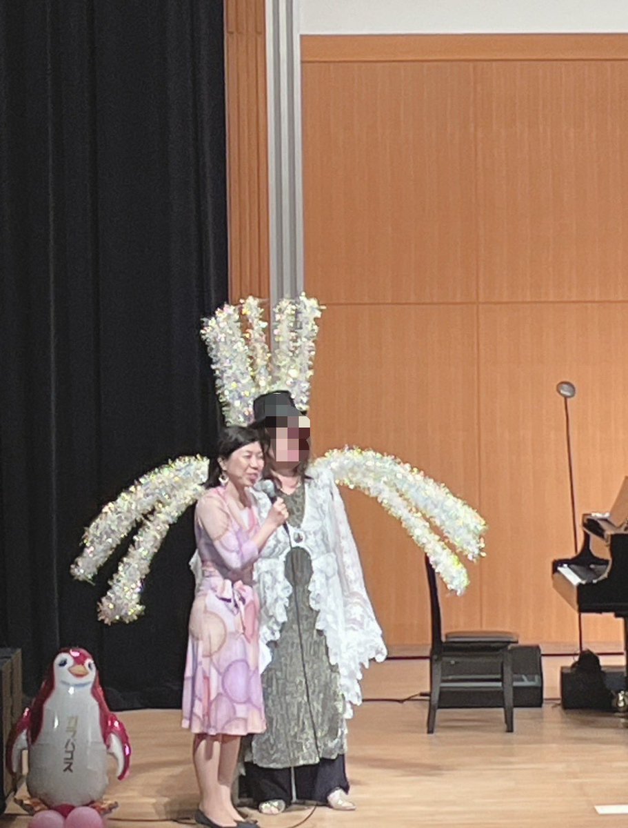 司会の一コマ。
小林幸子的な大トリの演者さん✨
総勢40組、約7時間の発表会でした。
来年は出てみたいな。
楽器も歌もできないけど。
1年後、やれるかな？😆