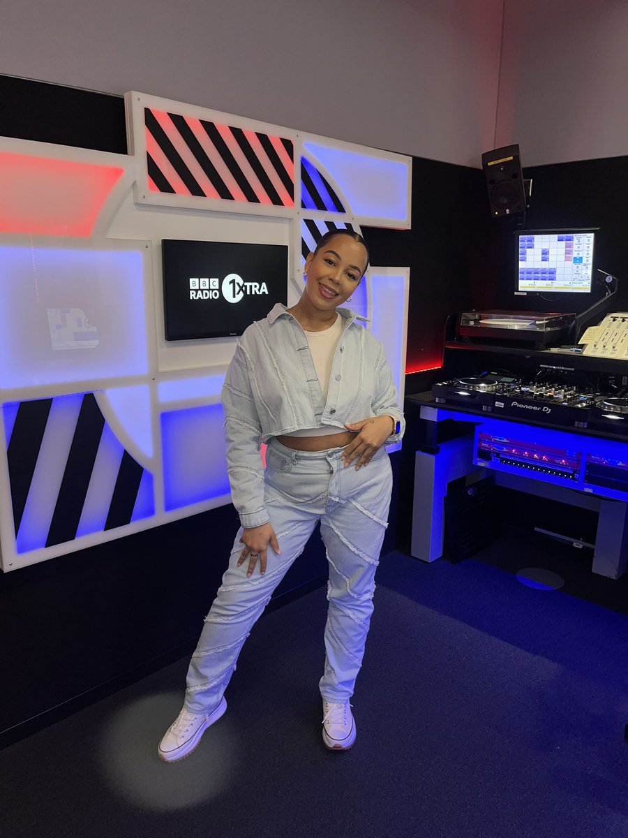 HAPPY BANK HOLIDAY! 🥳 Me you and a good time on @1Xtra till 4pm! 🔊Listen on DAB or via BBC Sounds🔊
