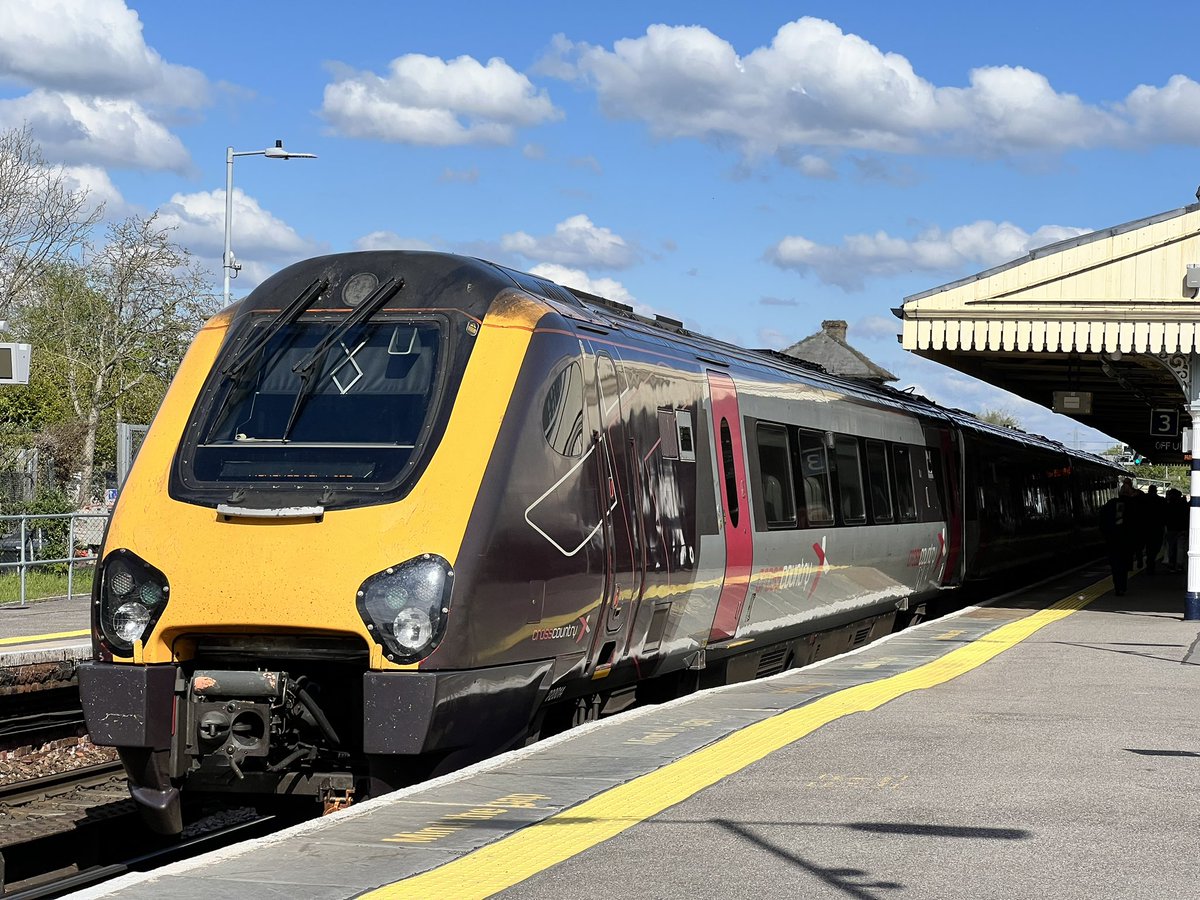 Lococl66's tweet image. Cross Country class 220 Voyager number 220014 pulls into Basingstoke with 1M58 1445 Bournemouth to Manchester Piccadilly. Photo taken 30th April 2024. 

#crosscountry #voyager #class220 #class220crosscountry #220014 #basingstoke