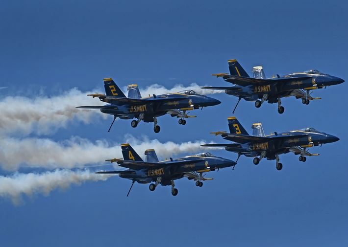 The U.S. #Navy Flight Demonstration Squadron, the #BlueAngels perform at the Vero Beach Air Show in Vero Beach, #Florida … dvidshub.net/r/qgu7zy