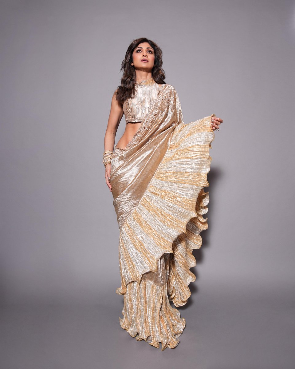 Golden goddess: #ShilpaShetty stuns in this timeless saree ensemble and we can’t stop admiring her beauty😍