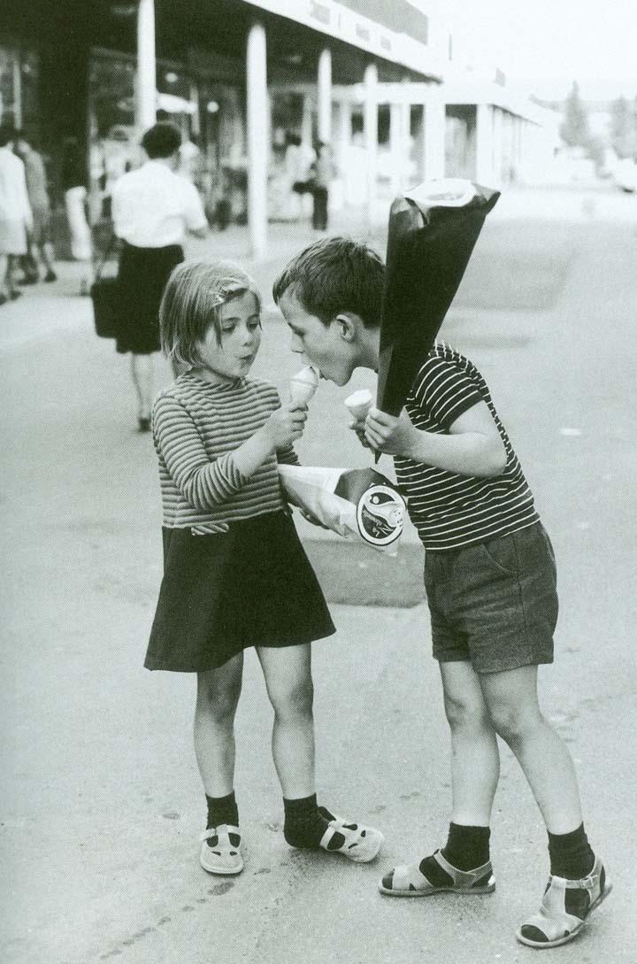 Il bambino è insieme una speranza e una promessa per l'umanità. Maria Montessori Sabine Weiss Glaces et cornets à surprise 1957