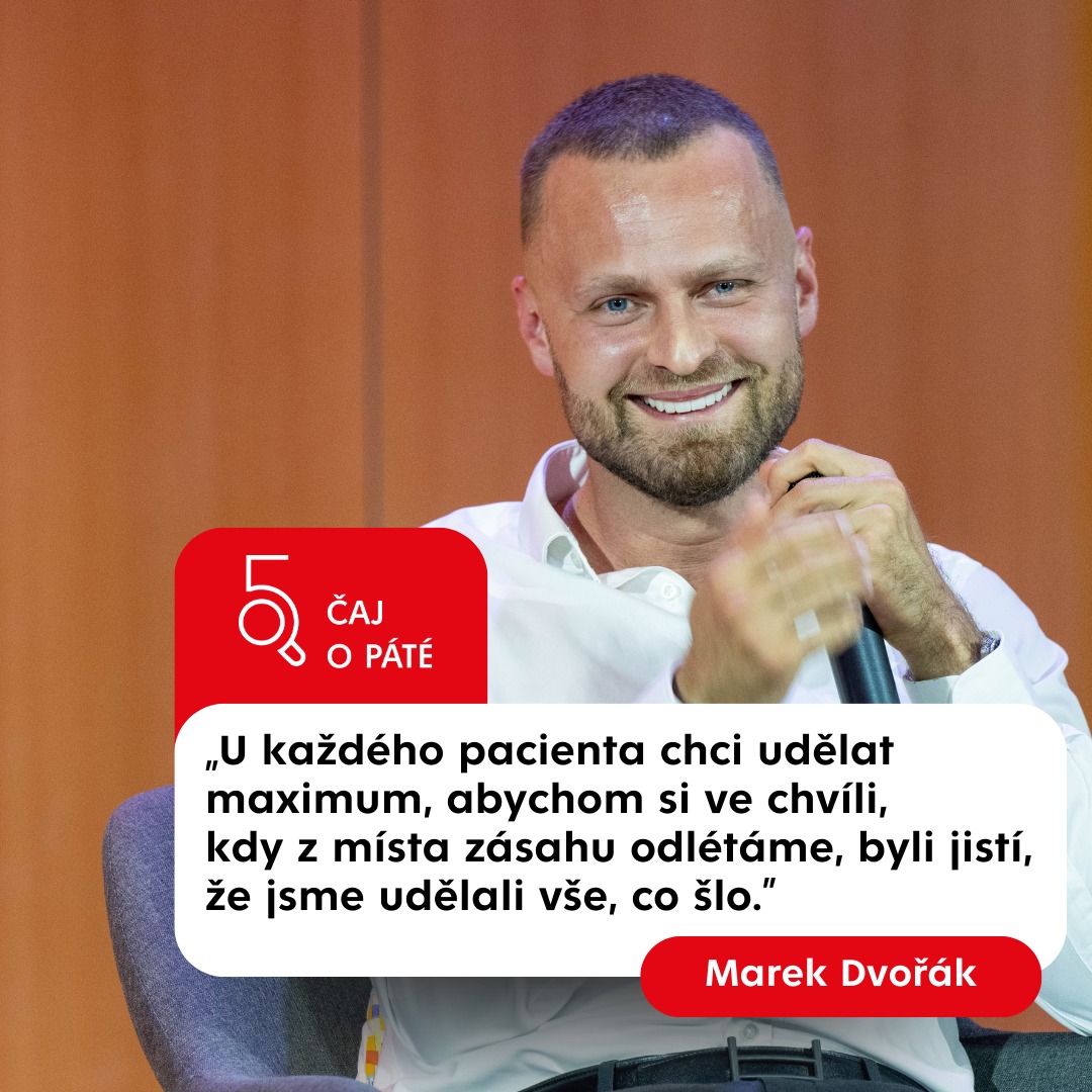 FFUPCE's tweet photo. Pardubák, který „narval“ aulu. Lékař a záchranář letecké záchranné služby Marek Dvořák navštívil 29. dubna @UniPardubice v rámci další debaty cyklu Čaj o páté. Bylo to vůbec poprvé, kdy byl hostem rodák z Pardubic, a na zájmu diváků to bylo znát! Srdečně děkujeme! 🫶👏 https://t.co/EerHJvbCUC