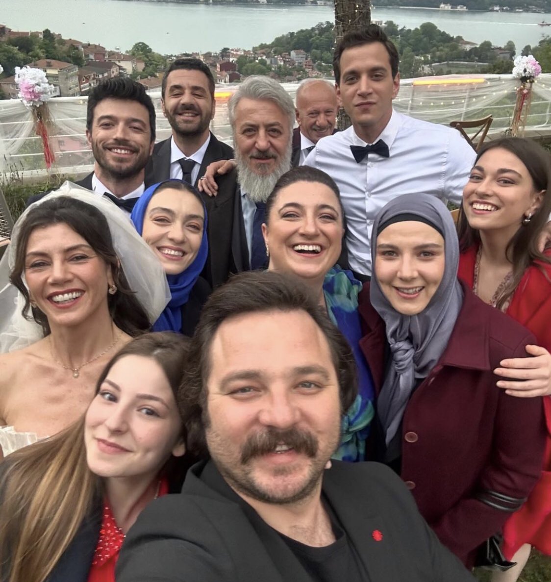 sonunda partnerlerimi ayni foto icinde yakalamayi basardim aksama da selfie geliyo
