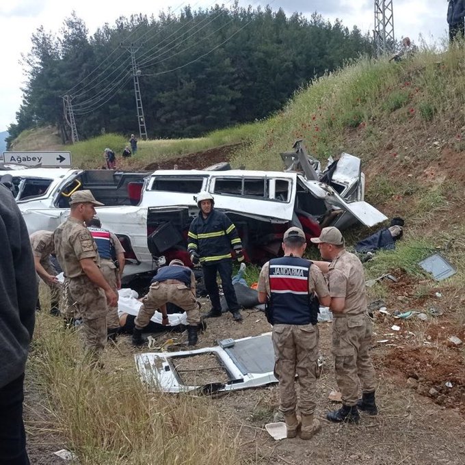 Gaziantep’in islahiye ilçesinde beton mikseri ile yolcu minibüsünün çarpışması sonucu meydana gelen kazada hayatını kaybeden vatantaşlarımıza rahmet, yaralılara acil şifalar dileriz.