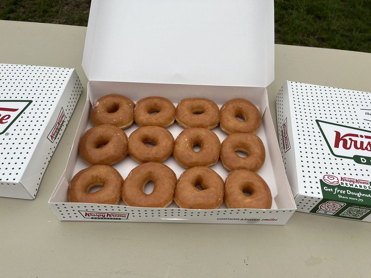 .@MWHSWildcats Senior Sunrise is this morning from 7:30-8:30 on the turf field. Travelin’ Tom’s Coffee Truck is on-site and we have warm Krispy Kreme donuts for the first 60 seniors. @MWHSactivities @getiemann 🌅 ☕️ 🍩