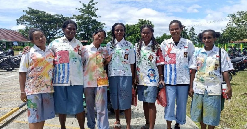 Siswa/I di Kota Timika, Papua setelah mendengarkan hasil kelulusan mereka, para siswa pun melakukan konvoi dan mencoret baju seragam mereka dengan bendera Bintang Fajar simbol perjuangan kemerdekaan bangsa Papua.

Timika, 6 Mei 2024