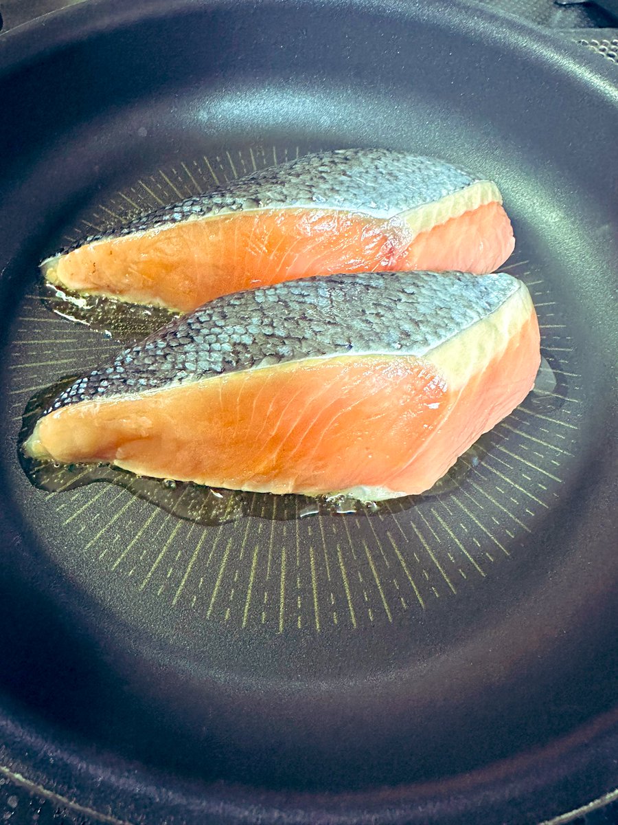 お肉ではありません🍖
お魚です🐟
弱火で上手に焼きます🔥