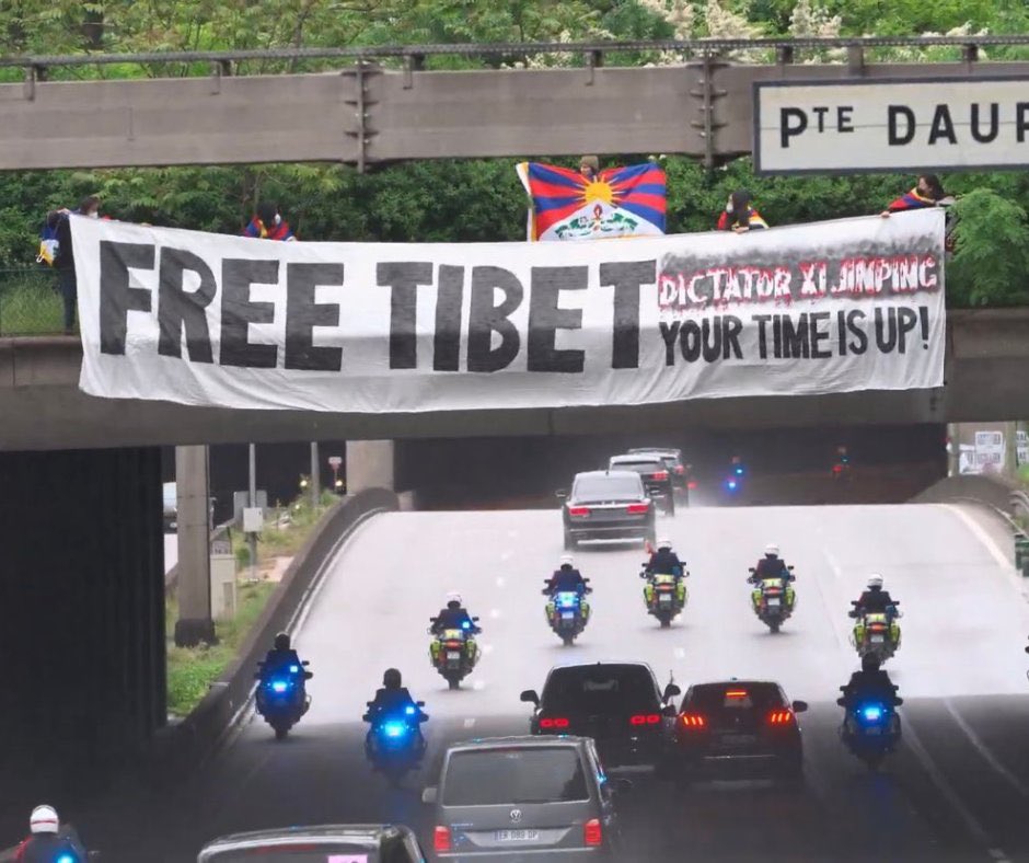 Tibetan activists managed to hoist a Free Tibet banner above Xi Jinping’s motorcade in Paris. Legends. @SFTHQ