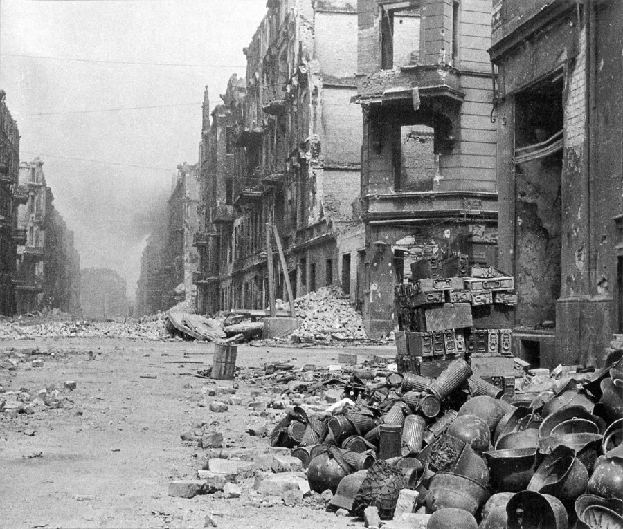 1945'te bugün: 13 Şubat'tan beri süren Breslau Kuşatması, Sovyet zaferiyle sona erdi. 80.000 sivilin hayatını kaybettiği Breslau, savaşta teslim olan son büyük Alman şehri oldu. Savaştan sonra Polonya sınırlarına katılan şehrin adı Wrocław oldu.