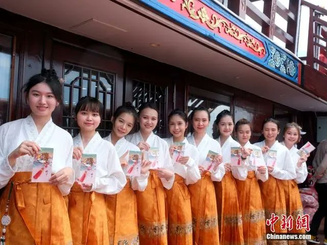 HolaFujian's tweet photo. 👍The world's largest replica of an ancient Fujian ship, the "Funing", has docked in Malacca, Malaysia for exchange activities since May 1, attracting attention from various sectors of the local community. ⛵ The "Funing" measures 41.6 meters in length, 12 meters in width, and boasts a main mast height of 28 meters. It was constructed using the "watertight-bulkhead technology of Chinese junks", a technology included in the Urgent Safeguarding List of the Intangible Cultural Heritage by UNESCO in 2010. The visit of the "Funing" further promotes civilian exchanges between China and Malaysia, and also draws more Chinese tourists to visit Malacca. 
(Source: Chinanews)

#ChinaAnOpportunity #FujianElevates #FujianMakingTheWorldBetter #FujianCulture #Malacca #Malaysia #UNESCO #Cultural #Heritage #ship