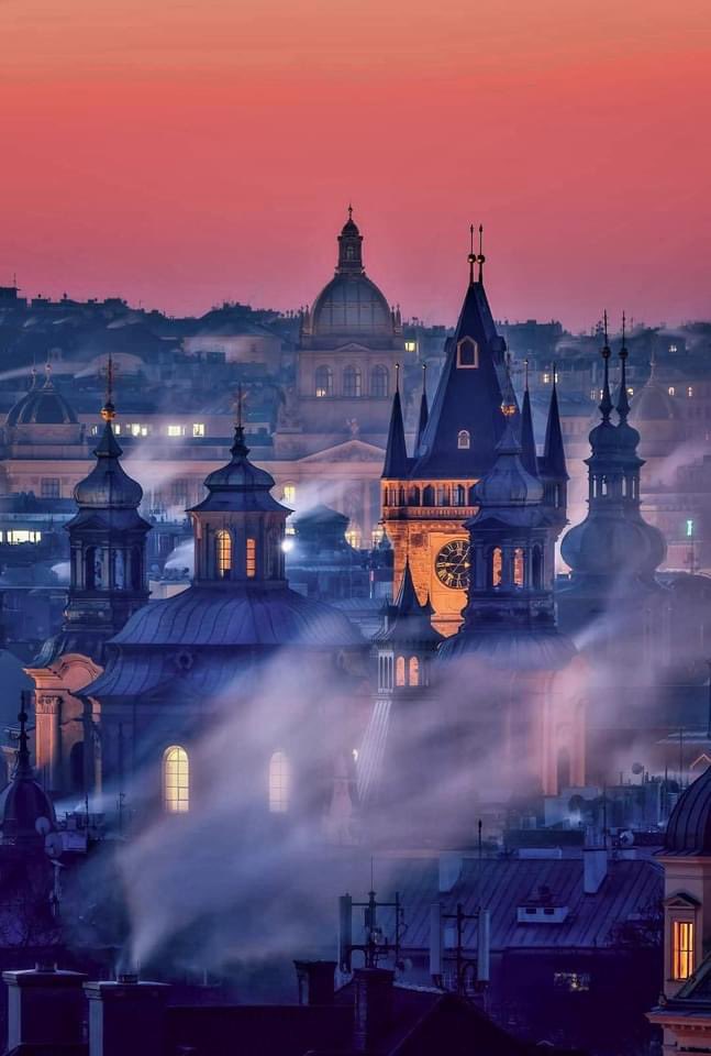 Do you also prefer Prague at night? 📚Too many lectures at day time 📚 Too hot ehs2024.org #EHS2024Prague @eurohernias
