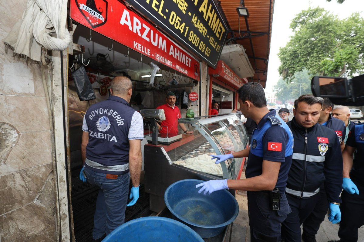 Şanlıurfa Büyükşehir Belediyesi Zabıta ekiplerimiz tarafından kaldırım işgali ve kasaplara yönelik denetim gerçekleştirildi.