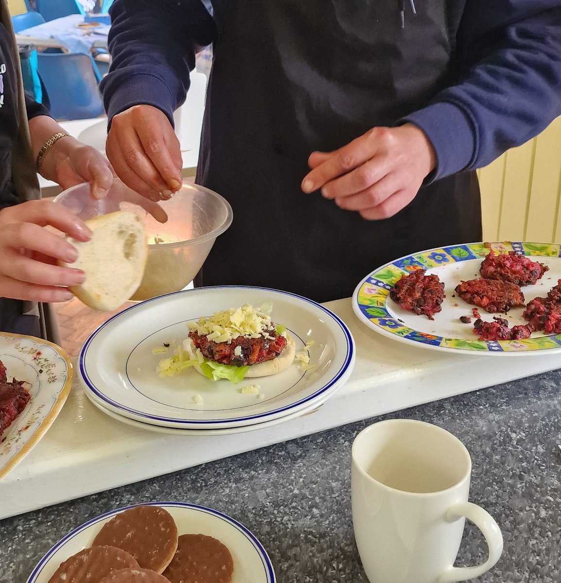We love cooking in the community! Callum and Sarah nailed our veggie burger recipe at Hungerford Methodist Church Hall.
#healthyrecipes #cookingonabudget 
 @ILoveHungerford