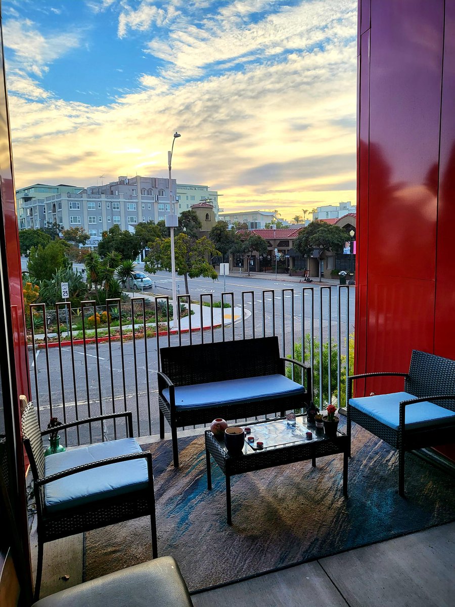 One piece of advice I always share is to create a fun workspace if you work at home. This setup outside my #sandiego apt is a great place for coffee, reflection and reading @seankanan books! Start here: amazon.com/Way-Cobra-Unle…