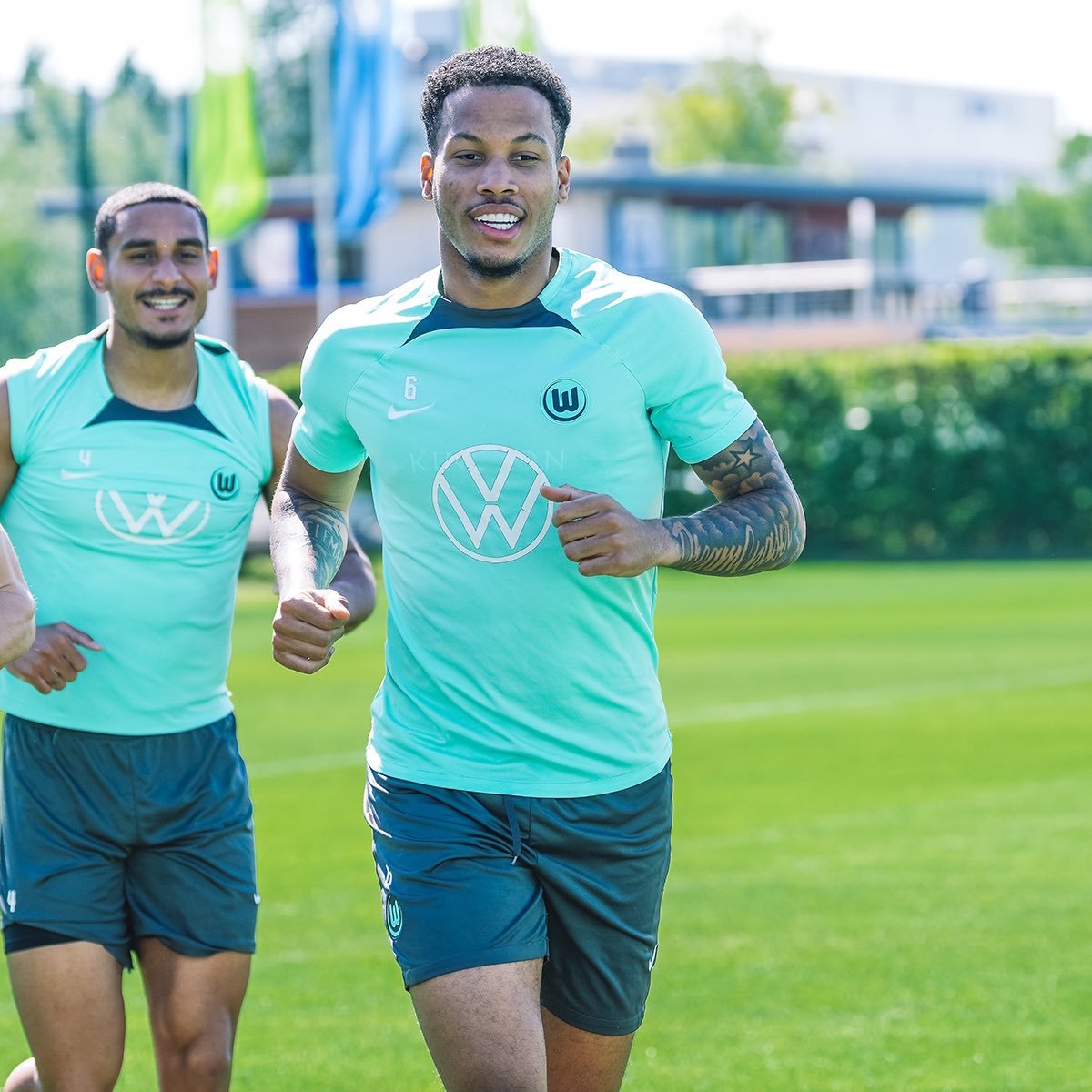 🗞️| 🔙🇧🇪 With his knee injury not being serious, Aster Vranckx was already able to return to the training grounds a few days ago!

(@VfL_Wolfsburg via @BelgianPlayers)