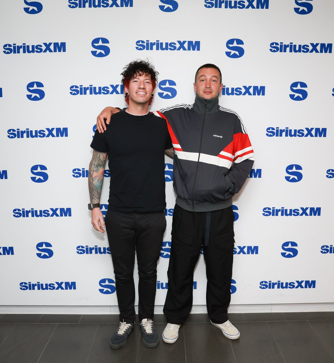 'I wear all black, so in order to feel exciting, all the stuff underneath the clothes I do the color.' -@joshuadun
'Everything underneath is popping.' -@tylerrjoseph 

Listen to @twentyonepilots answer a question from @DUALIPA, now on the SiriusXM app: sxm.app.link/twentyonepilot…