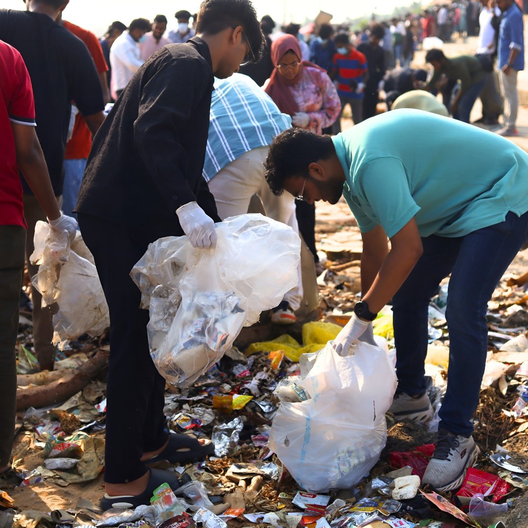 Power of collective action 🤝🌊 As part of #EkEarthEkChance, @social_captains orchestrated the most epic Beach Clean-Up Drive, rallying over 1000 volunteers in Kollam, Kerala!  Report your pro-planet actions on the #MeriLiFE app. 🔗bit.ly/MeriLiFEApp @moefcc @UNICEFIndia