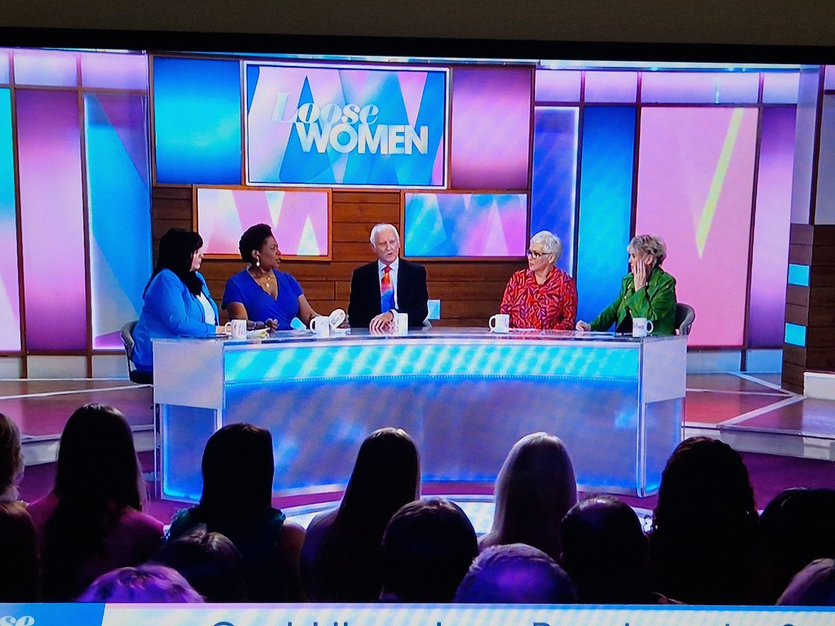 @loosewomen#denisewelch  is sooo rude and loves the sound of her own voice. The royal press Secretary, #dickyarbitur on and she basically laid into him. Poor @NolanColeen was mortified and remained professional.  Time to go Denise.  #Royalfamily #KingCharlesIII #meghanandharry