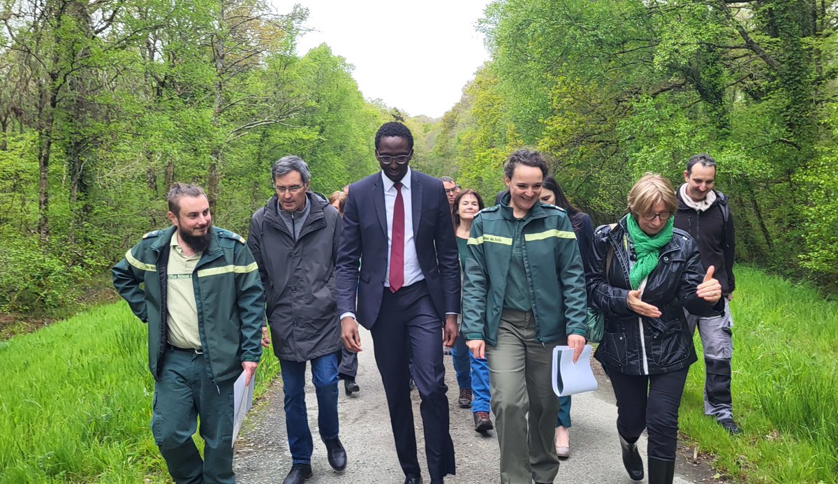 🌳 Hervé Berville, secrétaire d'État chargé de la #Mer et de la #Biodiversité, a inauguré samedi la nouvelle réserve biologique dirigée de Coat-an-Hay. 🍂 Gérée par l'Office national des forêts, cette réserve a été créée en collaboration avec les élus du territoire.