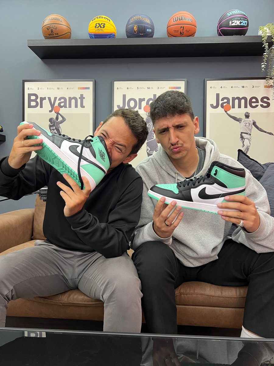 Drafteados (@drafteados) on Twitter photo ¡SORPRESÓN!
Si te gustan las AIR JORDAN 1 tanto como a Sergio (que no sé por qué está oliendo la zapatilla), ahora pueden ser tuyas:
- Sigue a <a href="/drafteados/">Drafteados</a>
- Sigue a <a href="/BsktballEmotion/">Basketball Emotion</a>
- RT a este Tweet
- Comenta/menciona a un amigo
El 20 de mayo os decimos el ganador.
🚀🚀🚀 ¡SORPRESÓN!
Si te gustan las AIR JORDAN 1 tanto como a Sergio (que no sé por qué está oliendo la zapatilla), ahora pueden ser tuyas:
- Sigue a <a href="/drafteados/">Drafteados</a>
- Sigue a <a href="/BsktballEmotion/">Basketball Emotion</a>
- RT a este Tweet
- Comenta/menciona a un amigo
El 20 de mayo os decimos el ganador.
🚀🚀🚀