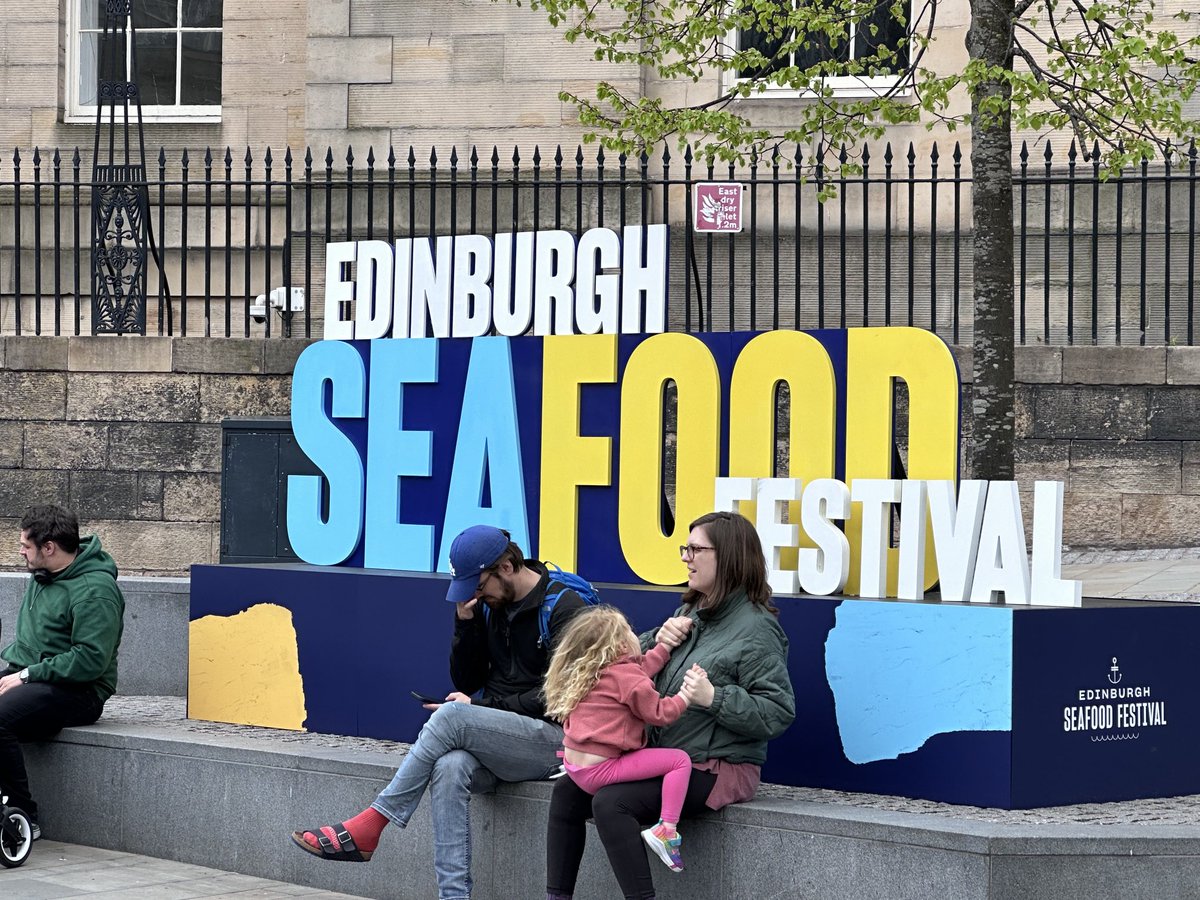 The Edinburgh Seafood Festival at St James Quarter has been running all bank holiday weekend. Delighted Dynamic Earth has been on hand to add a sea-themed bit of fun science engagement to the festival. Face painting optional but a necessity! ⁦@ourdynamicearth⁩