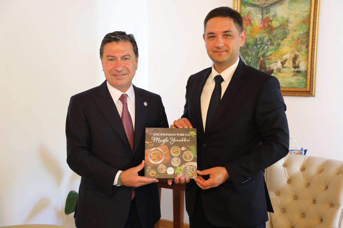 Ukrayna Antalya Konsolosu Oleksandr Voronin Büyükşehir Belediye Başkanımız Sayın Ahmet Aras’ı ziyaret etti. Ziyarette iki ülke arasındaki ilişkilerin geliştirilmesi konuşuldu.