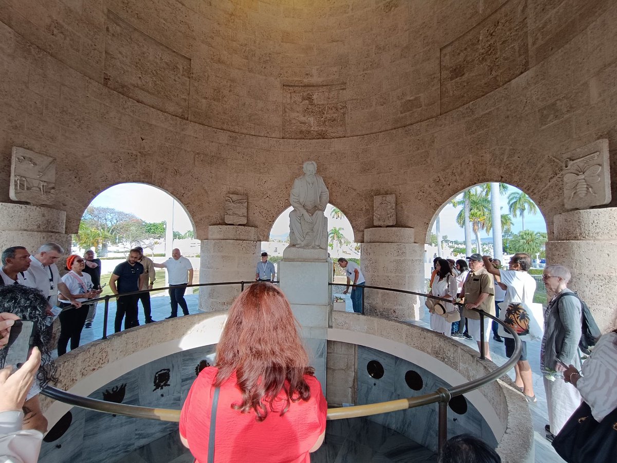 Realizan delegados del Encuentro Regional de las Américas del Consejo Mundial de la Paz tributo a los próceres de la Patria en el Cementerio Santa Ifigenia #SantiagoCapitalDeLaPaz