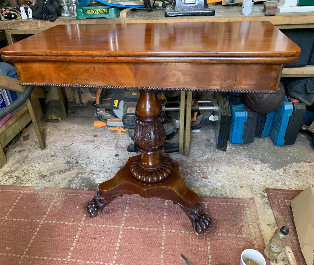 It’s been a Leg day. 😉 & a Foot day!!! Just look at those Lion paws 😳 #restoration #antique #antiquefurniture #antiquefurniturerestoration #workshop
