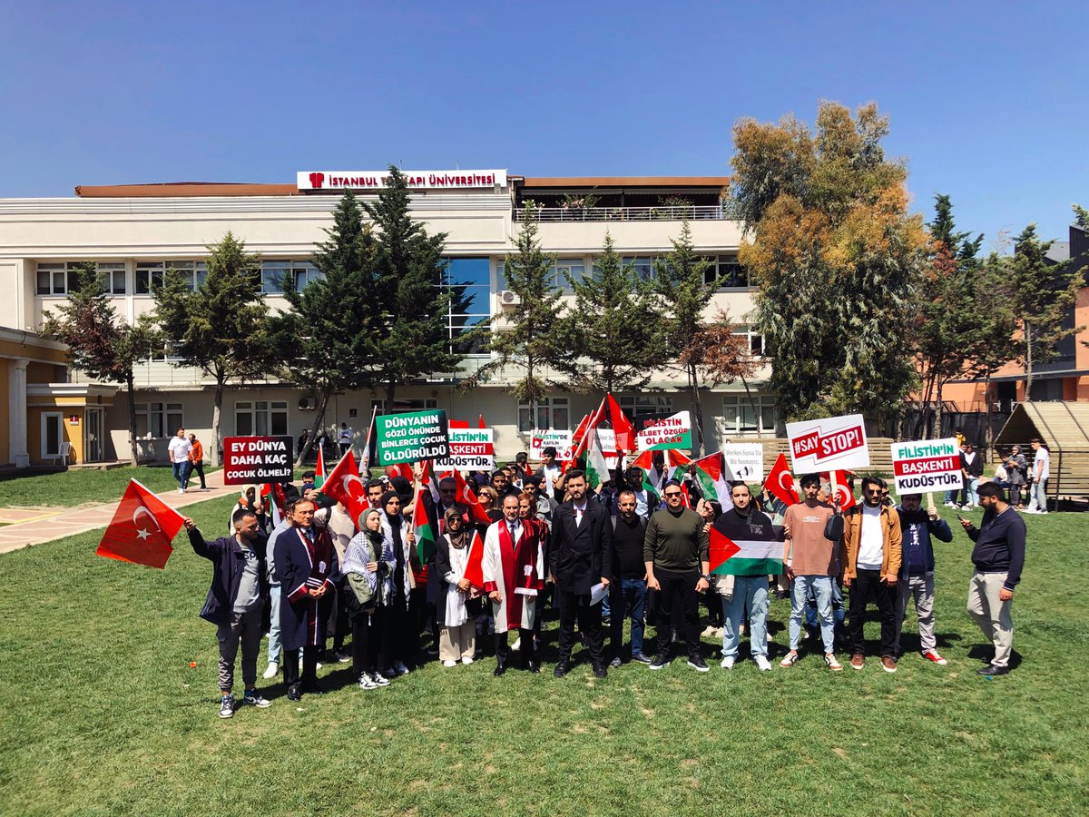 Her adil genç gibi biz de AK Parti İstanbul Gençlik Kolları olarak Gazze'deki katliama karşı ilk günden bu yana yürüttüğümüz DUR DE! eylemlerimize ve boykot çağrılarımıza devam edeceğimizi ilan ediyoruz! #CampusesSayStop   📍İstanbul Topkapı Üniversitesi 📍 Üsküdar Üniversitesi