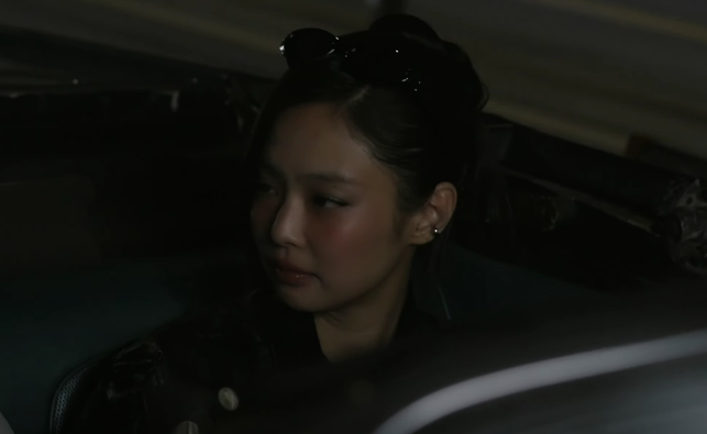 jnkoopsies's tweet photo. jennie in leather jacket is so hot goddamn https://t.co/151zTr5iBp