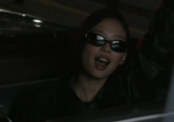 jnkoopsies's tweet photo. jennie in leather jacket is so hot goddamn https://t.co/151zTr5iBp