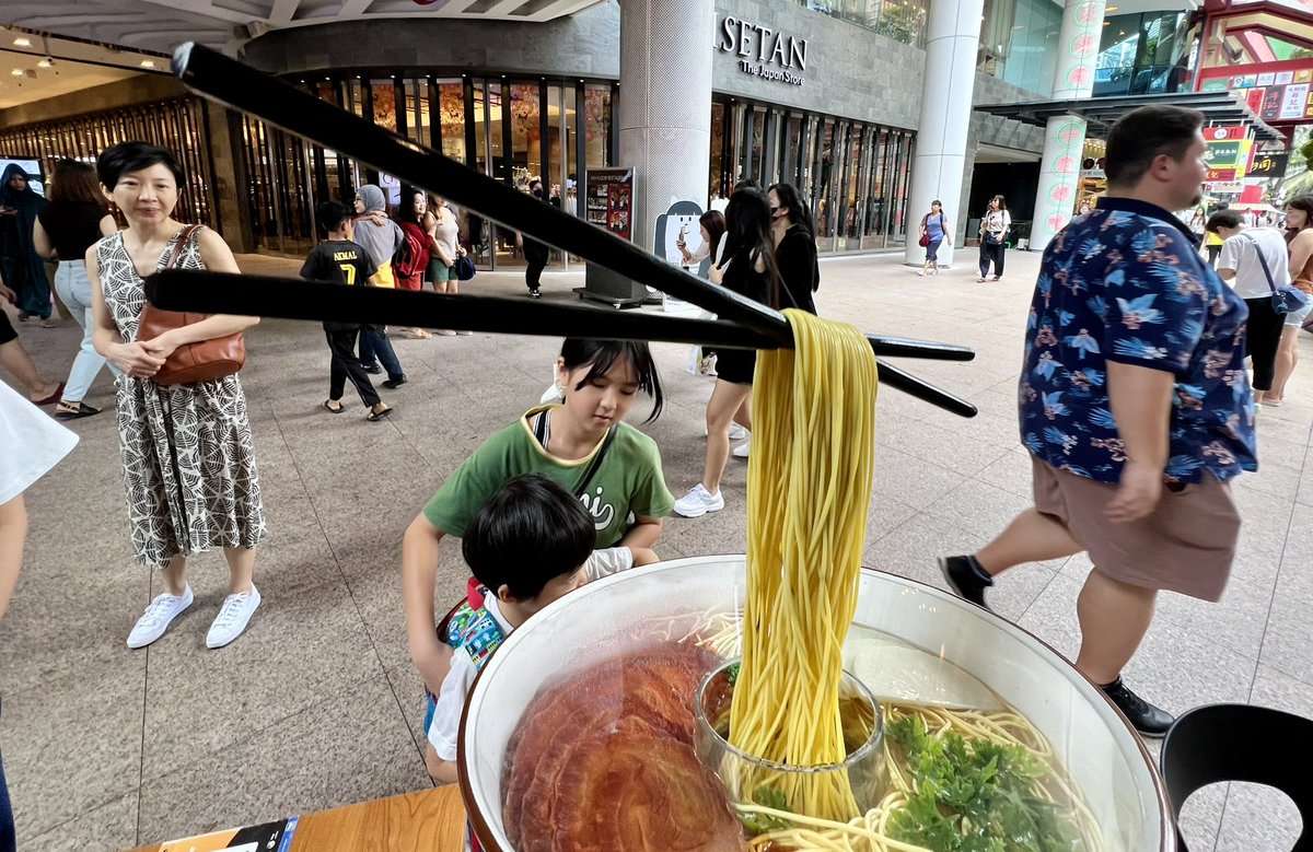 Witnessing noodle wizardry in action at the local hotspot. 😂

#noodlemagic #thehappynow #noodle #everydayasia #everydayeverywhere #photooftheday #picoftheday #moments #streetphotography #streetphotographer #streetleaks #streetphotography_lovers_ #streetphotographyinternatio