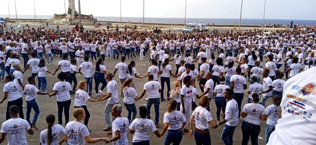 #Cuba bailó este domingo y batió récord mundial con 2 946 bailadores en 142 ruedas de casino. Un hecho trascendental, muestra de la cultura, identidad y alegría de nuestro pueblo. Gracias a todos los que durante meses estuvieron trabajando para lograrlo. ¡Felicidades, casineros!