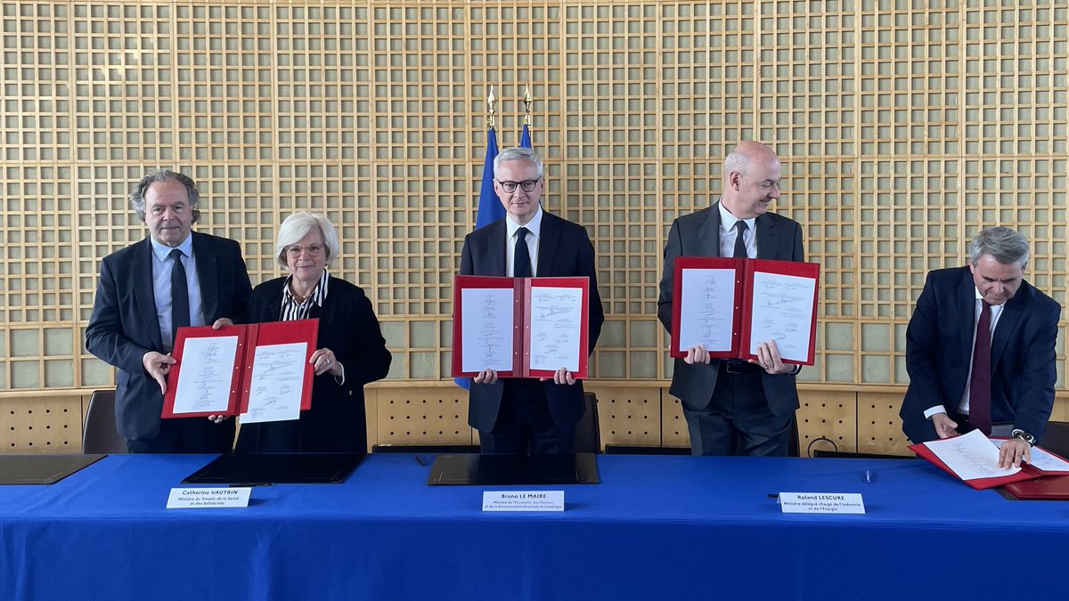 .⁦@LucChatel⁩ a signé le Contrat Stratégique de la Filière automobile 2024-2027, avec les ministres @BrunoLeMaire⁩ ⁦⁦@CaVautrin⁩ ⁦@RolandLescure⁩ et ⁦@xavierbertrand⁩ représentant Régions de France.