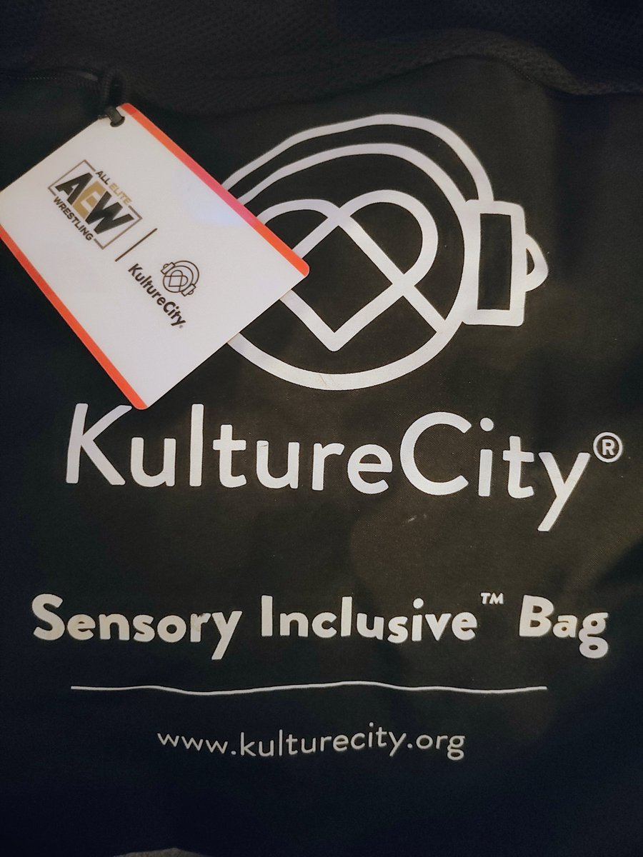 Have to thank the staff at @AEW for giving me this @kulturec sensory bag last month at Dynamite when I was having one of the worst bouts of Functional Neurological Disorder events I've ever had. I use it quite frequently. Thank you. 🖤 Cc @TonyKhan