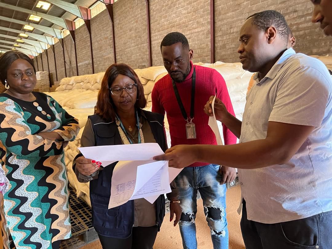 WFP_Cameroon's tweet photo. #Cameroon 🇨🇲

Proper warehouse management is critical to @WFP’s ability to store &amp; transport food to affected areas

WFP’s 5⃣0⃣0⃣0⃣MT capacity warehouse in Bamenda, previously managed with @lukmefcameroon allows the organization to reach over 250,000 beneficiaries

#SavingLives https://t.co/EqgMFU7aOw