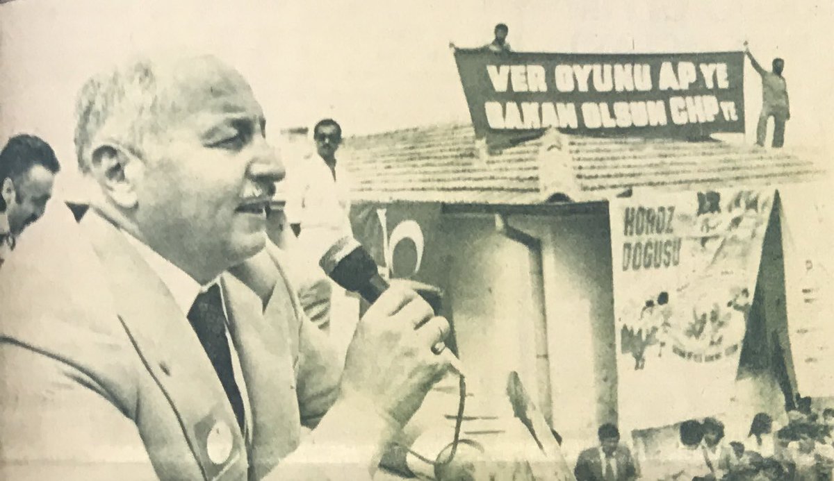 Güneş Motel olayının sağ kesimde yansımasının fotoğrafı. AP’li vekillerin CHP’ye geçerek bankalık koltuğunu kapması ve Erbakan’ın 1979 Konya mitinginde açılan pankart: Ver oyunu AP’ye, Bakan olsun CHP’ye.