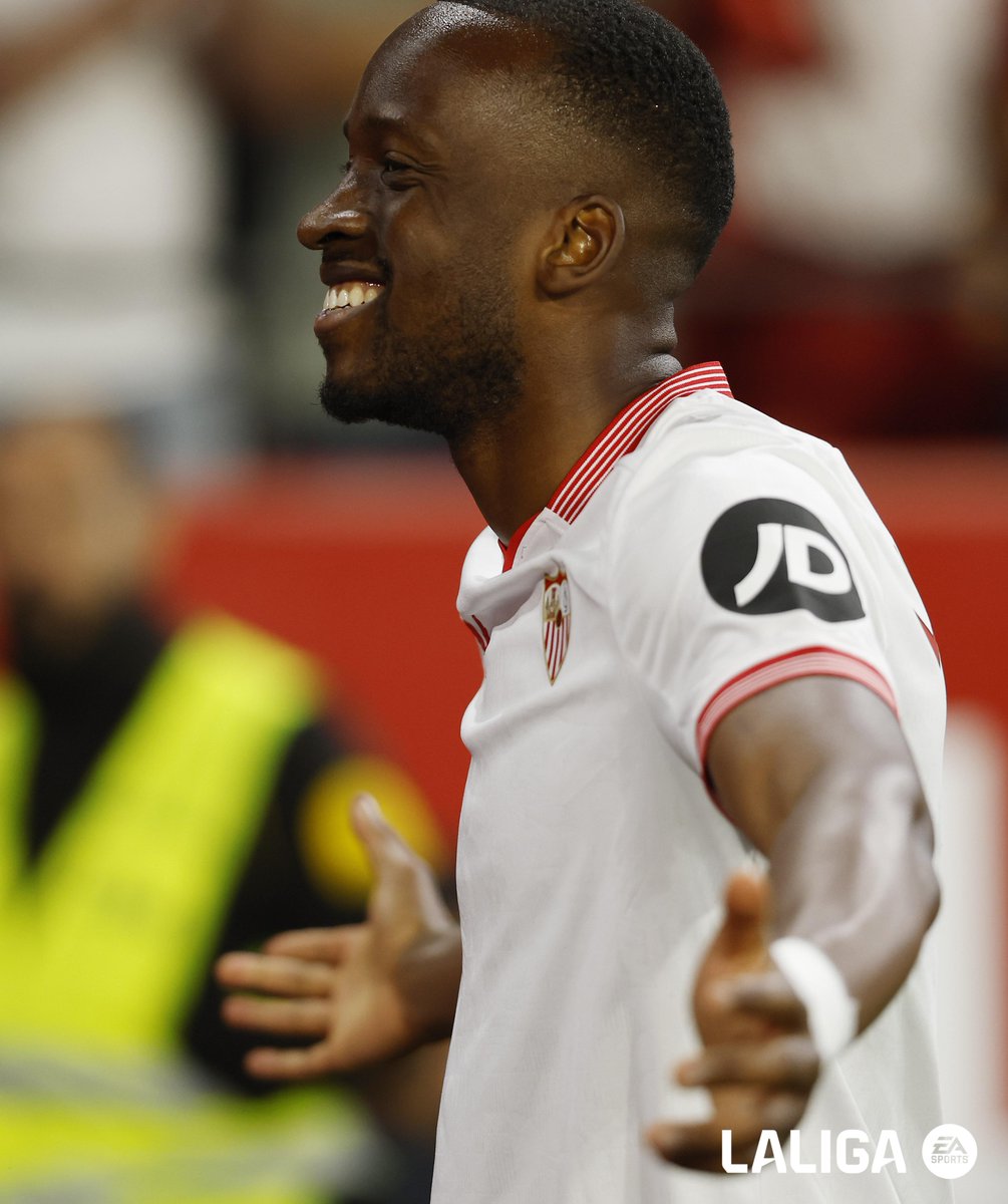 Un sourire pour ce lundi ! Dodi Lukebakio 🇧🇪😃 #SevillaFCGranada #MondayMotivation