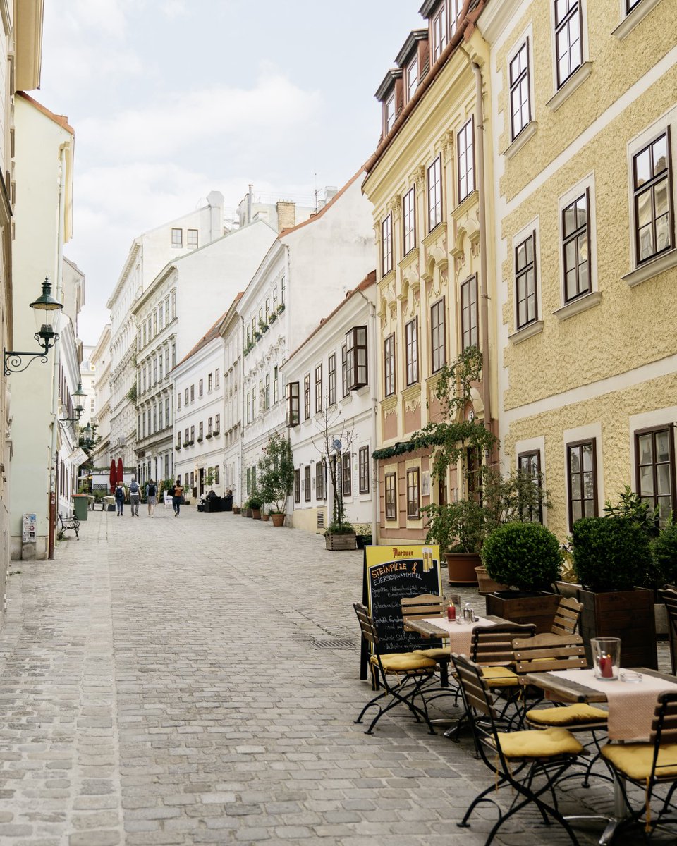 Ever wandered through Vienna's unique neighborhoods? Each 'Grätzel' has its own charm and vibe. From Karmelitermarkt to Spittelberg, which one feels like home to you? ❤️ 🔗 heartbeat.vienna.info #HeartbeatStreets #ViennaNow