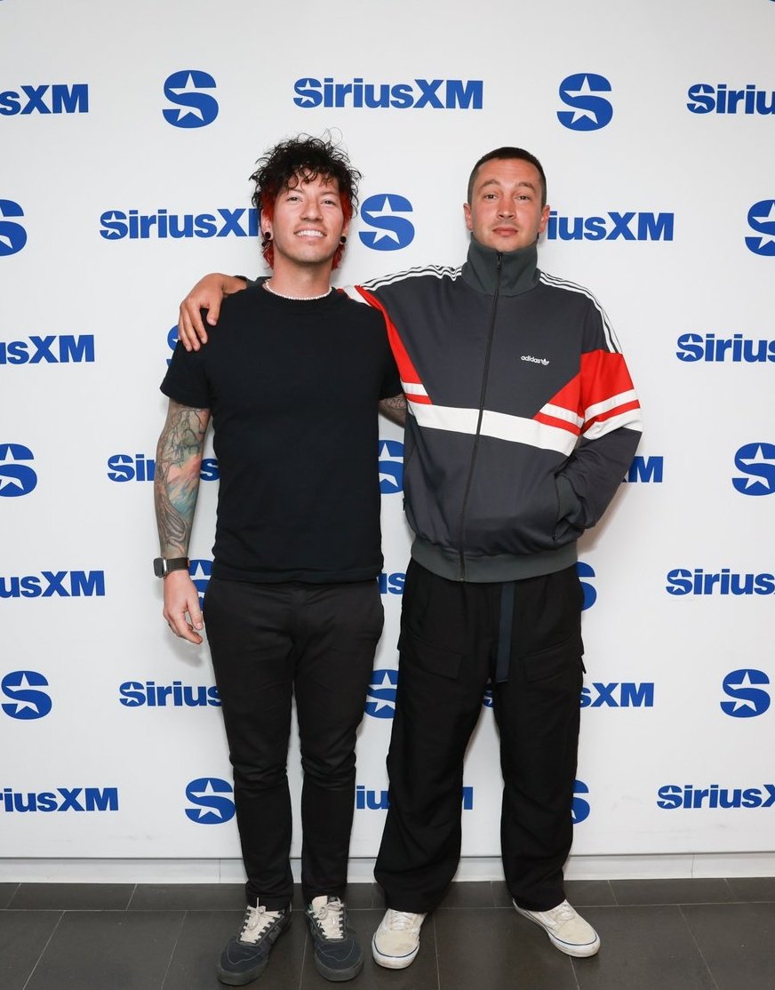 tyler is sticking to the blurryface theme and zipped his collar all the way up for the sirius xm photoshoot.