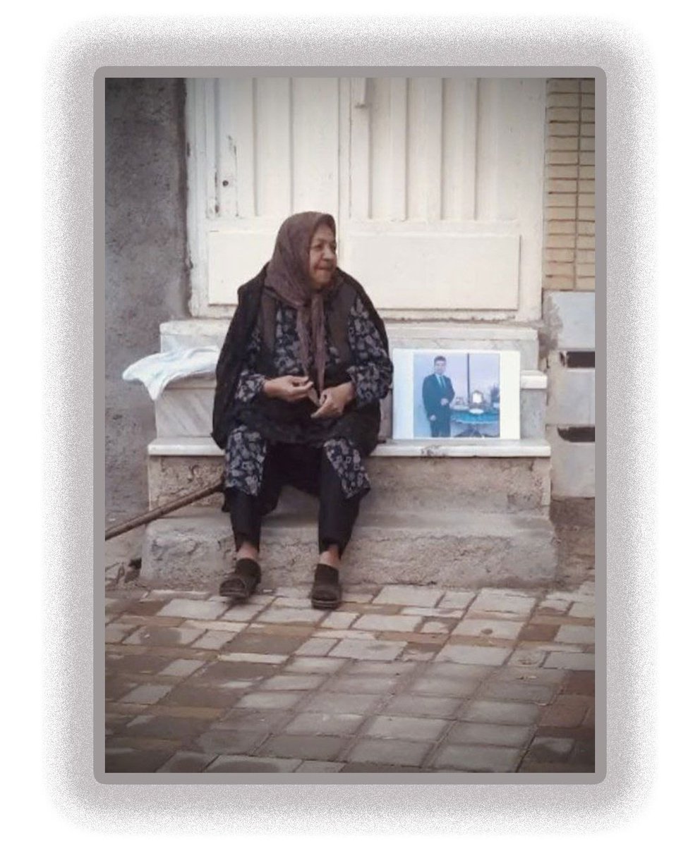 مادر «محمود مهرابی» هر روز در آستانه در خانه خود به انتظار پسرش می‌نشیند... کشتن جوانان این مملکت برای فرار از بحران مشروعیت شما را نجات نمی‌دهد، به این جنگ خشونت‌بار علیه مردم پایان دهید.