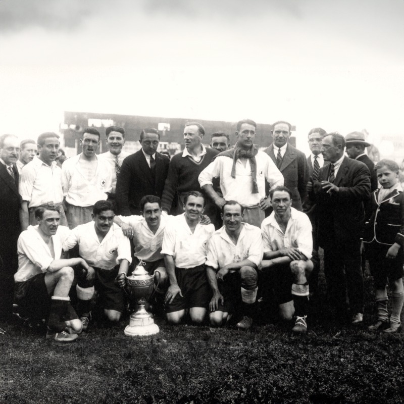 En 1928, le @RedStarFC remporte sa quatrième @coupedefrance, 5 ans après son titre de 1923, dans une rencontre 100% francilienne, en prenant le meilleur sur le CA Paris, 3-1 à Colombes, devant plus de 30 000 spectateurs. #RedStarLegacy ✪