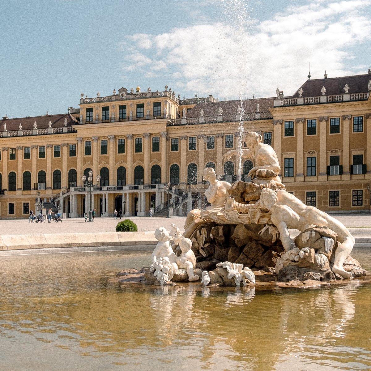 ☀️ Bring it on, Monday. We wish you a wonderful start to the week from sunny #Schönbrunn #Palace! 📷 © SKB