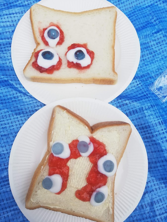 hangorinnokai's tweet photo. パリ五輪反対の意を込めて、公式マスコット「フリージュ」を描いて食べたわけですが、おや、この色使い…何かに似てる…というわけで、こちらも作ってムシャムシャ食べました。だいぶ気持ち悪い。
五輪も万博も中止だ中止！
#反五輪 #反万博 #大阪万博中止でええやん https://t.co/cIu6gOZfjP