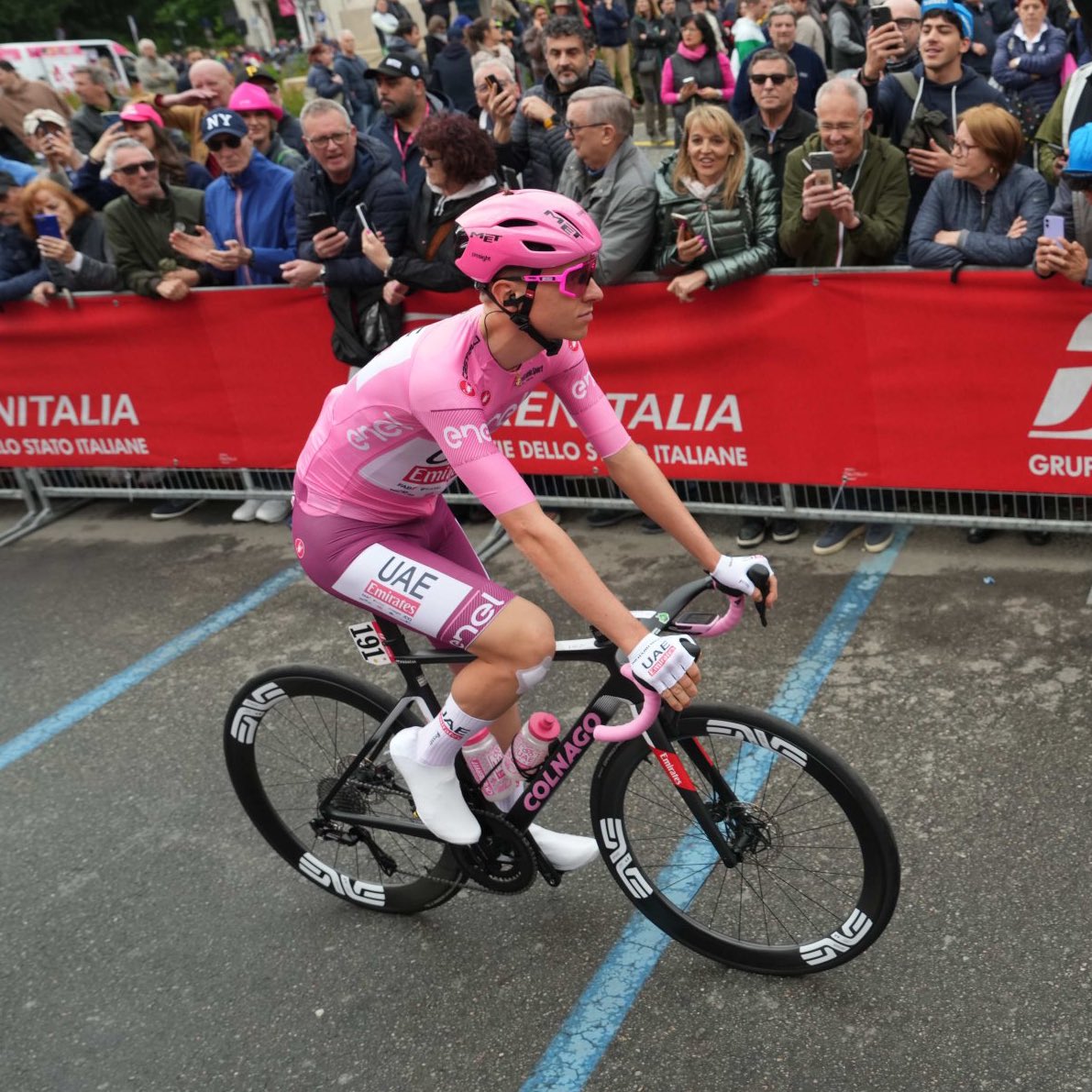 Pogacar ya vestido de rosa, pero con la pantaloneta violeta… Me encantaría saber porque eligió ese color para combinar en su primer día como líder del Giro de Italia 🤣🇮🇹