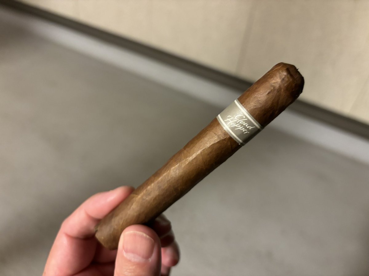 eiji_stroganoff's tweet image. オールNicaragua。同じ名前のパイプ煙草もありまして、こちらはCigar Leaf, Perique, Virginiaという葉組のようです。Warpedの創業者兄弟が協力して作った葉巻だと書いてあったのでパイプ煙草の方もそうなんでしょうね。
#Warped #CloudHopper #No485 #cigar #Nicaragua