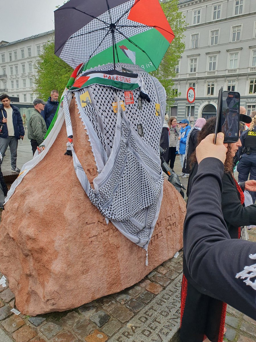 The monument to the rescue of Danish Jews in Copenhagen this morning on Yom HaShoah. Disgraceful.

H/t @vika_lisek