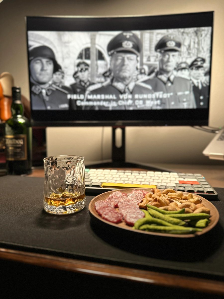 今夜は映画にウィスキー、深夜にはもってこいのパートナーです。🥃🎞
