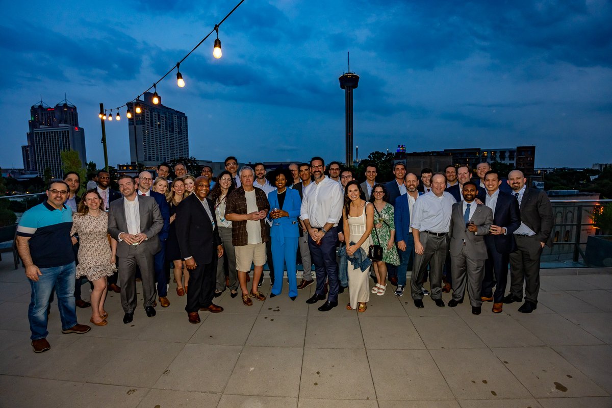 #AUA2024 great turnout for the MD Anderson Department of Urology alumni gathering at the Fairmont rooftop bar. #oncsurgery @ChapinMD